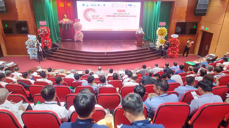 Các diễn giả thảo luận tại hội thảo.