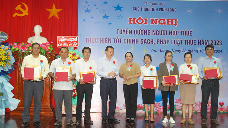 Lãnh đạo tỉnh tuyên dương người nộp thuế.