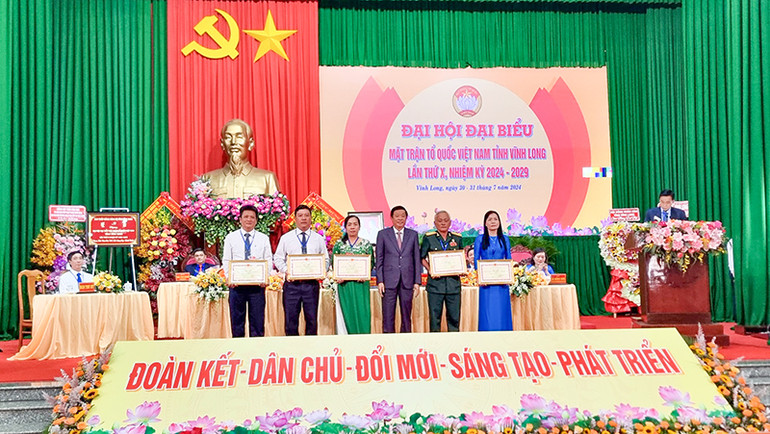 Khen thưởng các tập thể và cá nhân vì có nhiều thành tích tiêu biểu xuất sắc trong công tác Mặt trận nhiệm kỳ qua.