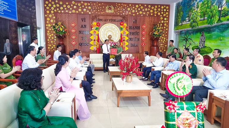 Bí thư Tỉnh ủy Vĩnh Long Bùi Văn Nghiêm tặng quà cho Công an tỉnh Vĩnh Long.