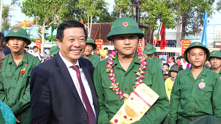 Bí thư Tỉnh ủy Vĩnh Long Bùi Văn Nghiêm trao quà cho tân binh.