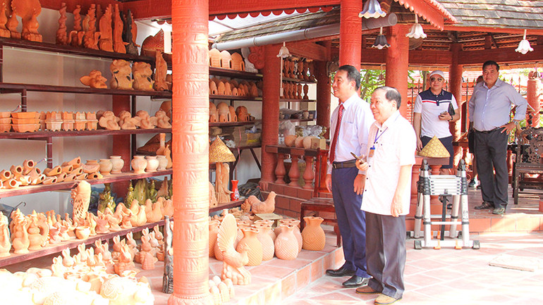 Một góc nhà gốm Tư Buôi.