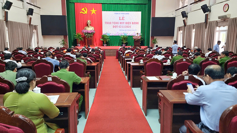 Quang cảnh buổi lễ trao Huy hiệu Đảng.