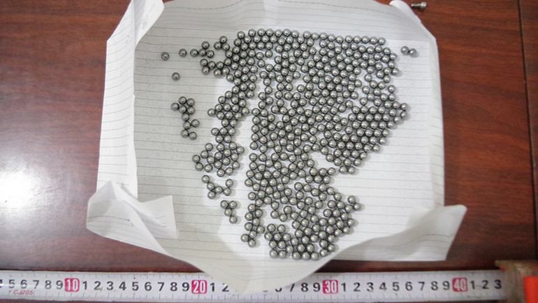 Những viên đạn bi 2 thiếu niên dùng để bắn vỡ kính xe.