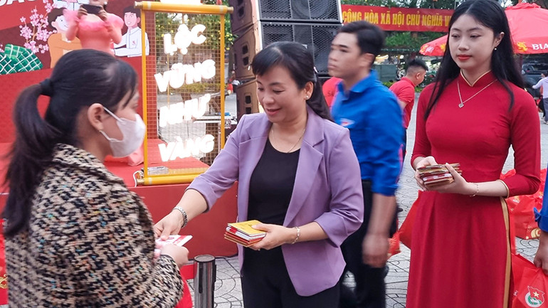 Những phần quà giúp cho công nhân bớt gánh nặng trong năm mới.