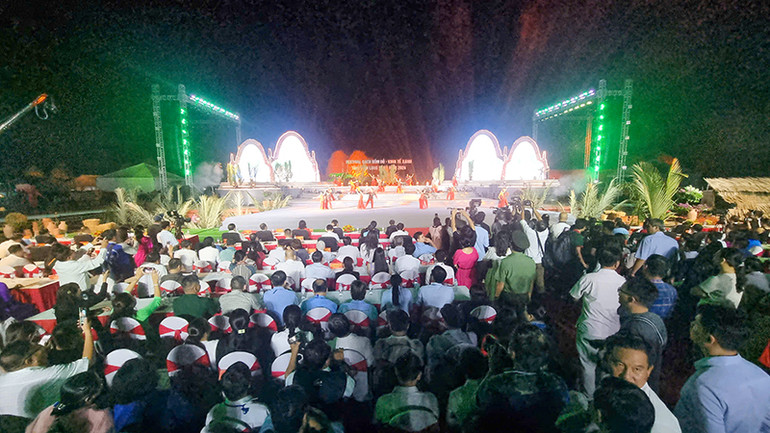 Một tiết mục văn nghệ tại Lễ khai mạc Festival Gạch gốm đỏ-Kinh tế xanh tỉnh Vĩnh Long.