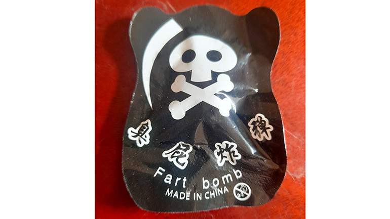 “Bom hôi” (Fart bomb, made in China) do các em học sinh mua bên ngoài rồi đem vào sân trường chơi.