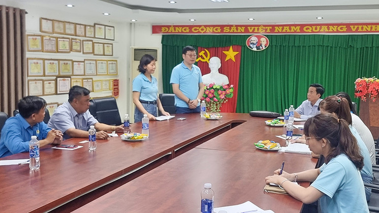 Lãnh đạo Liên đoàn Lao động tỉnh Vĩnh Long làm việc với Công ty trách nhiệm hữu hạn Bo Hsing sáng 14/8.