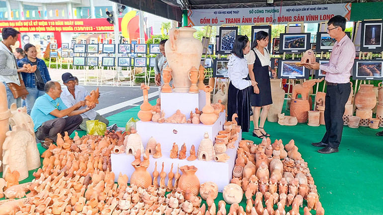 Đường gốm và hoa Xuân Giáp Thìn hứa hẹn sẽ là điểm thưởng ngoại lý tưởng cho người dân. Đường gốm và hoa Xuân Giáp Thìn hứa hẹn sẽ là điểm thưởng ngoại lý tưởng cho người dân.