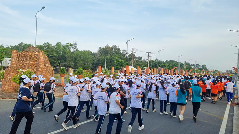 Nhiều vận động viên ở các trường học cũng tham gia chạy.