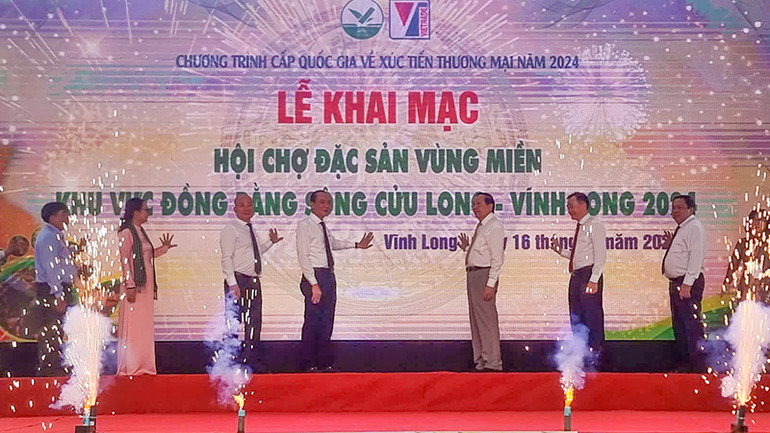Nghi thức khai mạc Hội chợ đặc sản vùng miền.