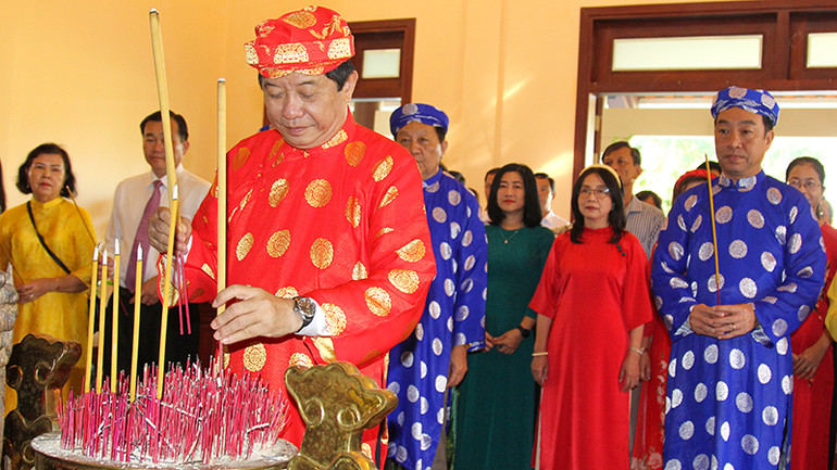 Lãnh đạo tỉnh Vĩnh Long dâng hương tại Khu lưu niệm Thủ tướng Võ Văn Kiệt.