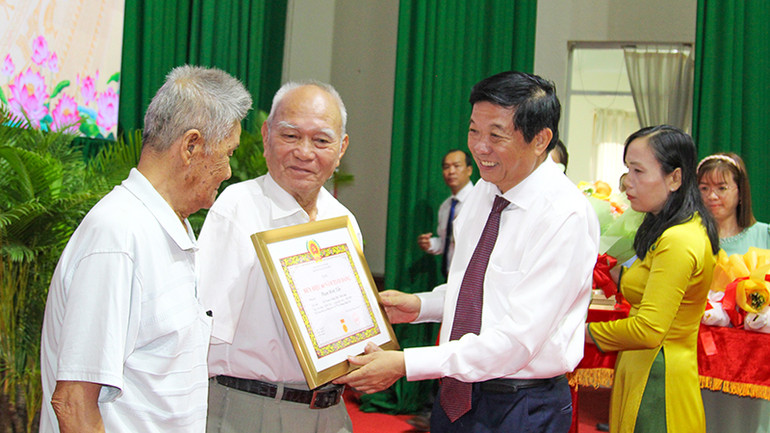 Bí thư Tỉnh ủy Vĩnh Long Bùi Văn Nghiêm trao huy hiệu Đảng cho những đảng viên.