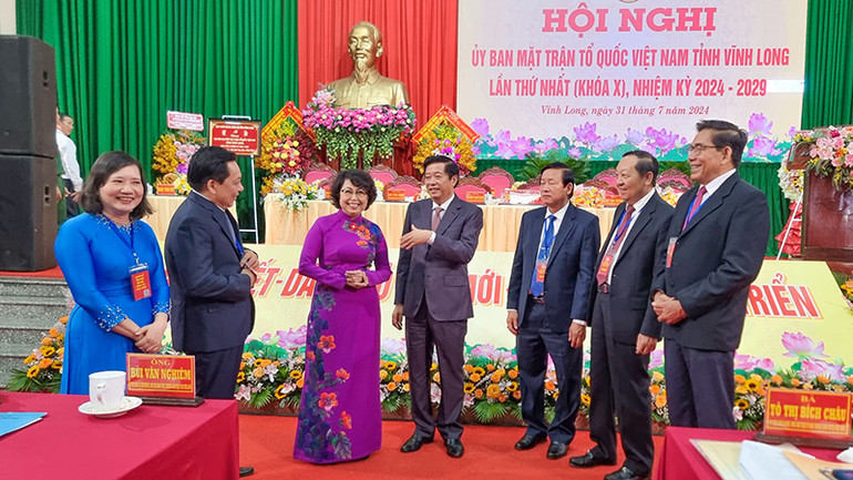 Bí thư Tỉnh ủy Vĩnh Long Bùi Văn Nghiêm và Phó Chủ tịch Ủy ban Trung ương Mặt trận Tổ quốc Việt Nam Tô Thị Bích Châu trao đổi với các đại biểu tại Đại hội.