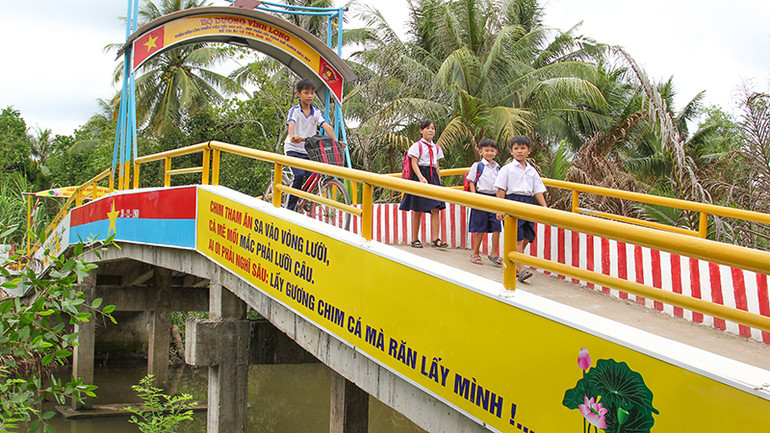 Nhiều học sinh và người dân phấn khởi có chiếc cầu ông 2 Minh trao tặng.