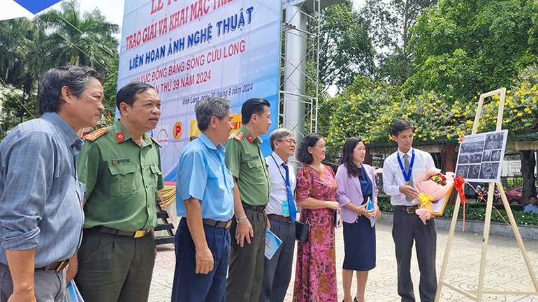 Các đại biểu tham quan tác phẩm đạt giải tại Triển lãm.