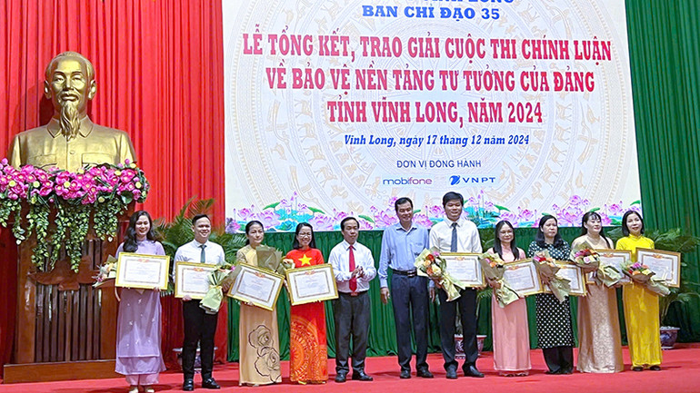 Tuyên dương các cá nhân có thành tích xuất sắc trong cuộc thi chính luận về bảo vệ nền tảng tư tưởng của Đảng tỉnh Vĩnh Long năm 2024.