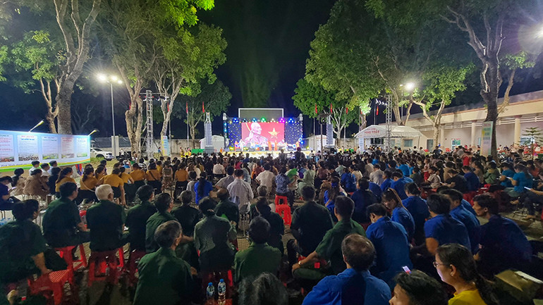 Quang cảnh đêm khai mạc hội thi.