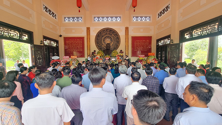 Các đại biểu dâng hương kỷ niệm 112 năm ngày sinh Chủ tịch Hội đồng Bộ trưởng Phạm Hùng.