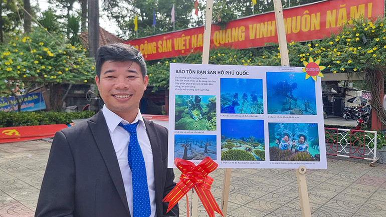 Tác giả và tác phẩm đạt giải Nhất thể loại ảnh màu “Bảo tồn rạn san hô” của tác giả Trương Phú Quốc (tỉnh Kiên Giang).