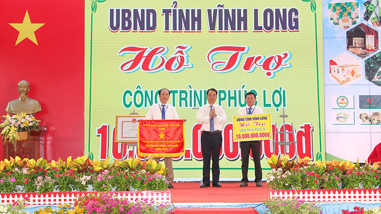 Chủ tịch Ủy ban nhân dân tỉnh Vĩnh Long Lữ Quang Ngời trao hỗ trợ công trình phúc lợi xã hội 10 tỷ đồng cho huyện Tam Bình. Chủ tịch Ủy ban nhân dân tỉnh Vĩnh Long Lữ Quang Ngời trao hỗ trợ công trình phúc lợi xã hội 10 tỷ đồng cho huyện Tam Bình.