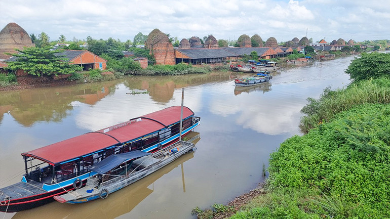 Một góc bình yên bên Di sản đương đại Mang Thít.