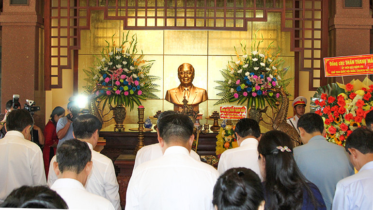 Chủ tịch Quốc hội Trần Thanh Mẫn dâng hương tại Khu lưu niệm Thủ tướng Chính phủ Võ Văn Kiệt.