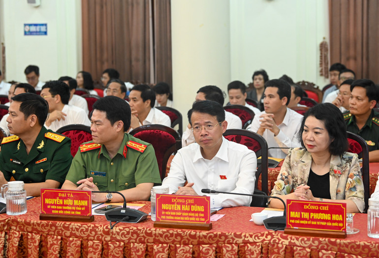 Các đại biểu dự buổi làm việc.