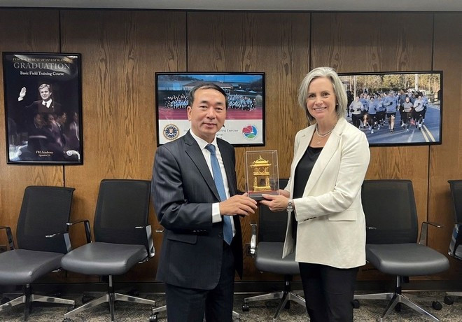 Thứ trưởng Công an Trần Quốc Tỏ tặng quà lưu niệm cho Trợ lý Giám đốc FBI Jacqueline Maguire.