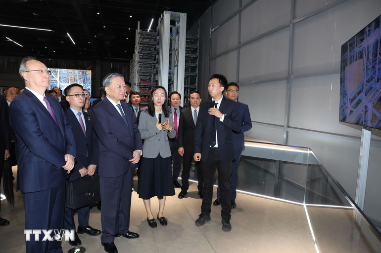 Tổng Bí thư, Chủ tịch nước Tô Lâm tham quan các gian giới thiệu công nghệ của Công ty MEGVII.