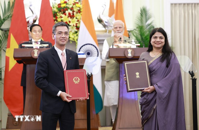 Thủ tướng Phạm Minh Chính và Thủ tướng Narendra Modi chứng kiến trao 2 hiệp định vay tín dụng, tổng trị giá 300 triệu USD giữa Bộ Tài chính Việt Nam và Ngân hàng Xuất nhập khẩu Ấn Độ.