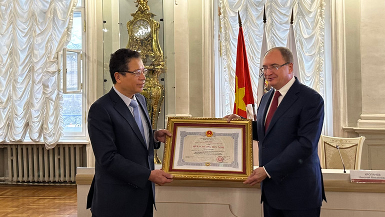 Đại sứ Đặng Minh Khôi và Hiệu trường Trường Đại học Tổng hợp quốc gia Saint Petersburg Nikolai Kropachev tại lễ trao Huân chương Hữu nghị tặng Viện Hồ Chí Minh. (Ảnh: THÙY VÂN) Đại sứ Đặng Minh Khôi và Hiệu trường Trường Đại học Tổng hợp quốc gia Saint Petersburg Nikolai Kropachev tại lễ trao Huân chương Hữu nghị tặng Viện Hồ Chí Minh. (Ảnh: THÙY VÂN)