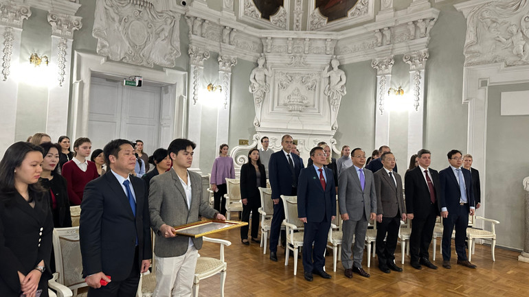 Buổi lễ ra mắt sách được tổ chức nghiêm trang tại Hội trường Đại học tổng hợp quốc gia Saint Petersburg. (Ảnh: THÙY VÂN) Buổi lễ ra mắt sách được tổ chức nghiêm trang tại Hội trường Đại học tổng hợp quốc gia Saint Petersburg. (Ảnh: THÙY VÂN)