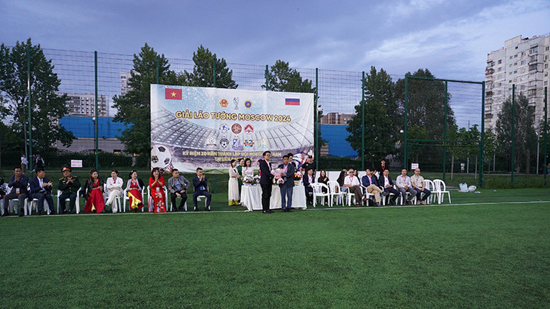 Đại diện Đại sứ quán Việt Nam tại Liên bang Nga tặng hoa Ban tổ chức. (Ảnh: THÙY VÂN)