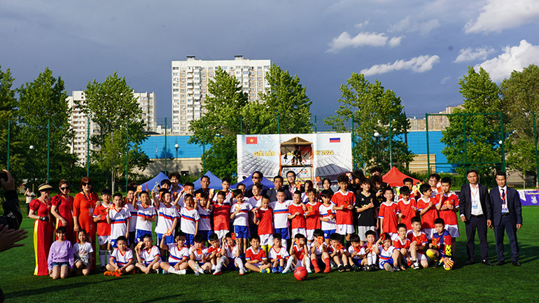 4 đội bóng đá thiếu niên, nhi đồng tham gia thi đấu giao hữu. (Ảnh: THÙY VÂN)