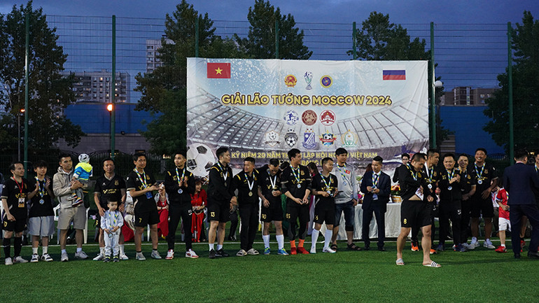 FC Anh em Moskva đạt giải Nhì. (Ảnh: THÙY VÂN)