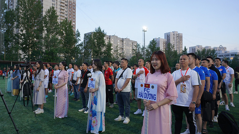 Tám đội thi đấu tranh tài. (Ảnh: THÙY VÂN)