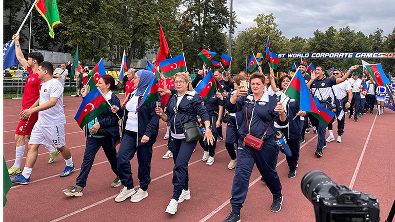 Các đoàn tham gia diễu hành. (Ảnh: THÙY VÂN)