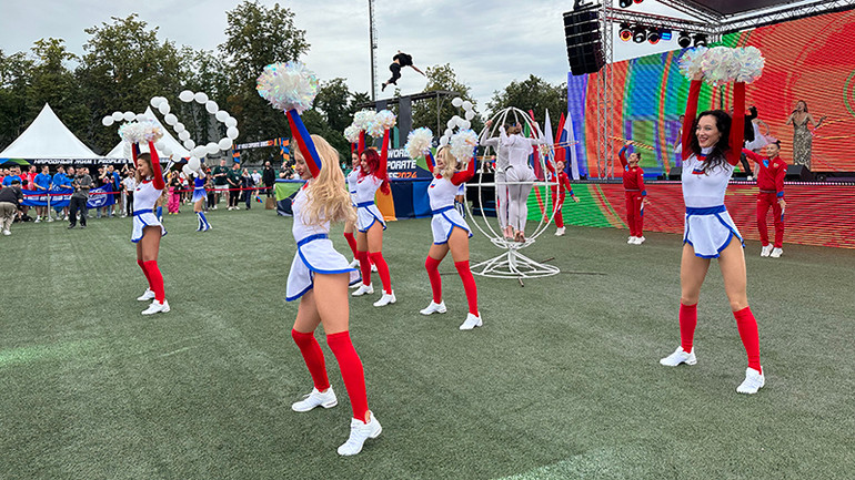 Biểu diễn nghệ thuật chào mừng Đại hội thể thao. (Ảnh: THÙY VÂN)