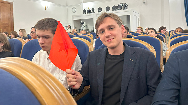 Osin Mikhail, sinh viên năm thứ hai MGU đến cổ vũ Chương trình. (Ảnh: THÙY VÂN)