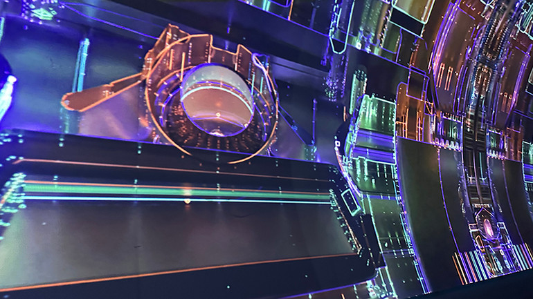 Các số liệu thống kê về thành tựu được mô phỏng hấp dẫn tại triển lãm. (Ảnh: THÙY VÂN)