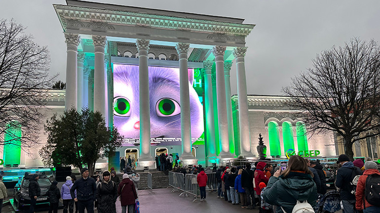 Triển lãm thu hút đông người tham dự suốt 8 tháng diễn ra. (Ảnh:THÙY VÂN)