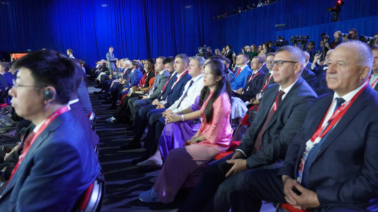 Các đại biểu tham dự phiên toàn thể. (Ảnh: THÙY VÂN)