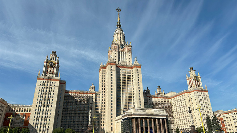 Các tòa nhà đều mang hình bóng của thiết kế Cung Xô Viết. (Ảnh: THÙY VÂN) Các tòa nhà đều mang hình bóng của thiết kế Cung Xô Viết. (Ảnh: THÙY VÂN)