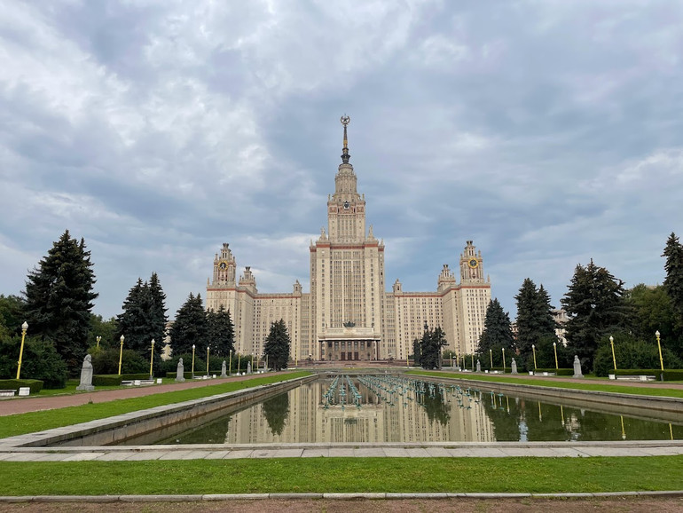 Đại học Tổng hợp Moskva trên đồi Vorobyovy Gory làm thay đổi diện mạo khu vực tây nam Moskva. (Ảnh: THÙY VÂN) Đại học Tổng hợp Moskva trên đồi Vorobyovy Gory làm thay đổi diện mạo khu vực tây nam Moskva. (Ảnh: THÙY VÂN)