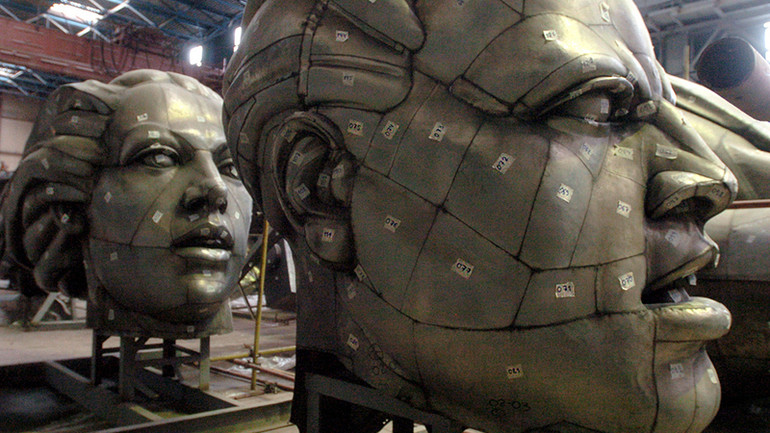 Tác phẩm điêu khắc được cắt thành từng mảnh để vận chuyển và phục chế. (Ảnh: tư liệu TASS) Tác phẩm điêu khắc được cắt thành từng mảnh để vận chuyển và phục chế. (Ảnh: tư liệu TASS)