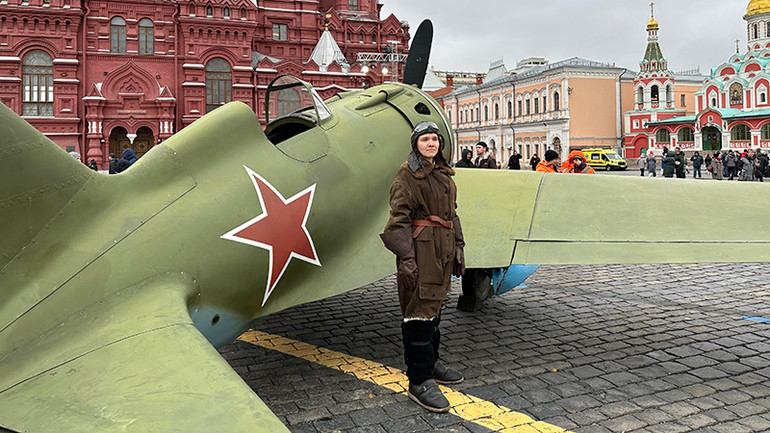 Hiện vật máy bay từ các bảo tàng chuyển đến. (Ảnh: THÙY VÂN)