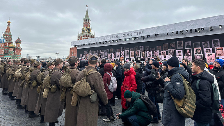 Hình ảnh những người lính ra trận được tái hiện lại sống động. (Ảnh: THÙY VÂN)