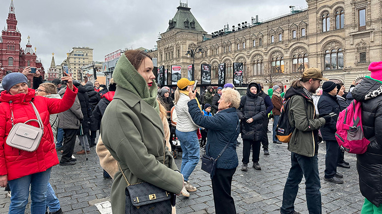 Những phút giây cảm động trước những hình ảnh đầy hào hùng của dân tộc. (Ảnh: THÙY VÂN)