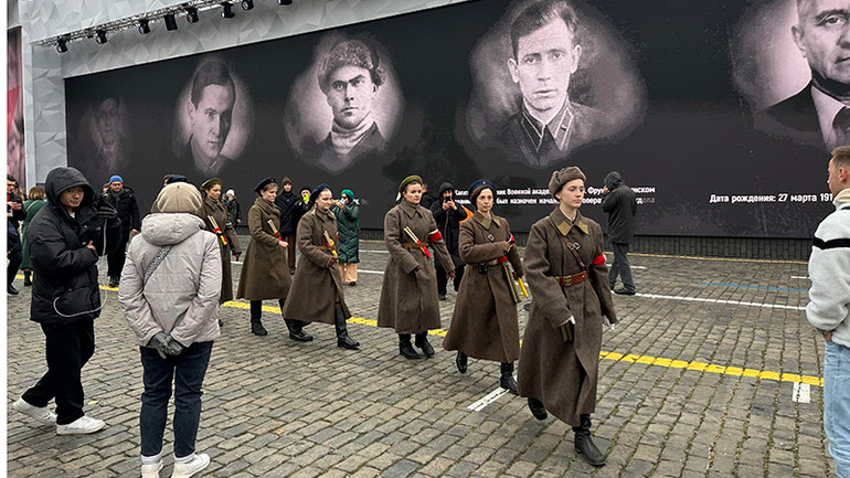 Các sinh viên tình nguyện tham gia biểu diễn tái hiện đời sống thời chiến. (Ảnh: THÙY VÂN)